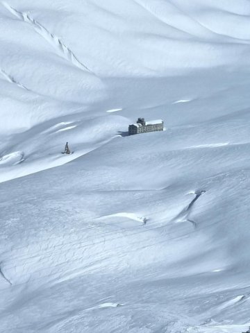 L'hospice du Petit Saint-Bernard, perdu dans les neiges pour une expérience unique